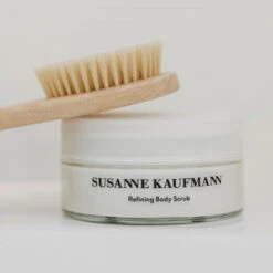 Titelseite 30 Titelseite -Aveda Kosmetik Geschaft 1323261 Susanne Kaufmann Koerperpeeling Refining Body Scrub 200 ml.85067b7d